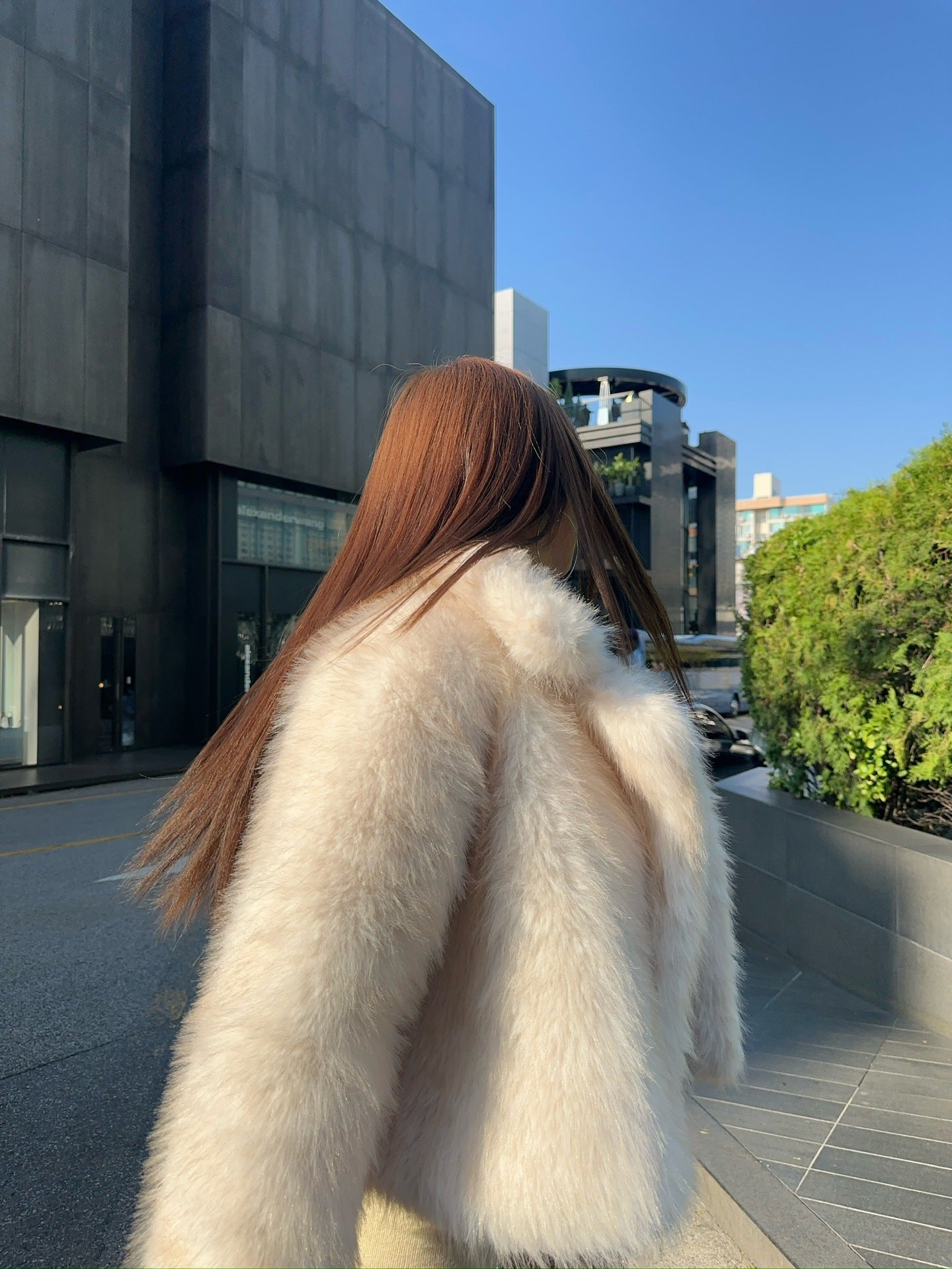 Short loose casual faux fur coat with hood and long sleeves