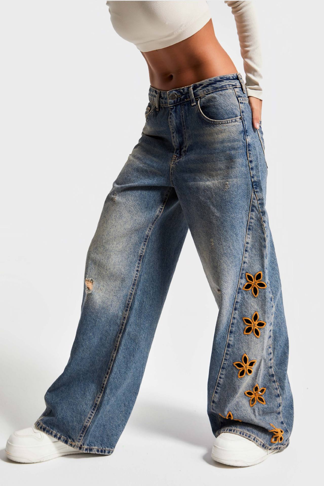 Fashionable high waist langry wide-leg denim trousers with floral embroidery