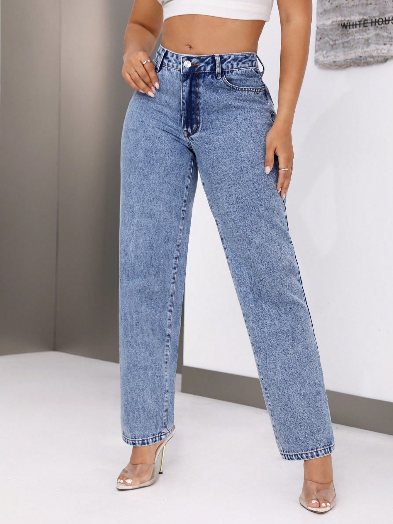 Women’s retro high waist straight leg denim trousers with acid wash and five pockets