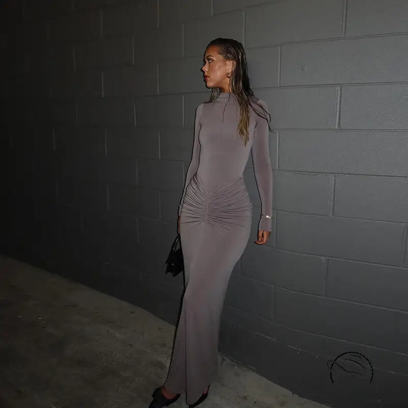 Elegant slimming beam waist maxi dress in form-fitting long-sleeved fashion