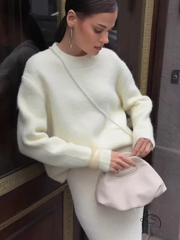 Winter loose long wool alpaca cream cashmere sweater with balloon sleeves and chain strap bag