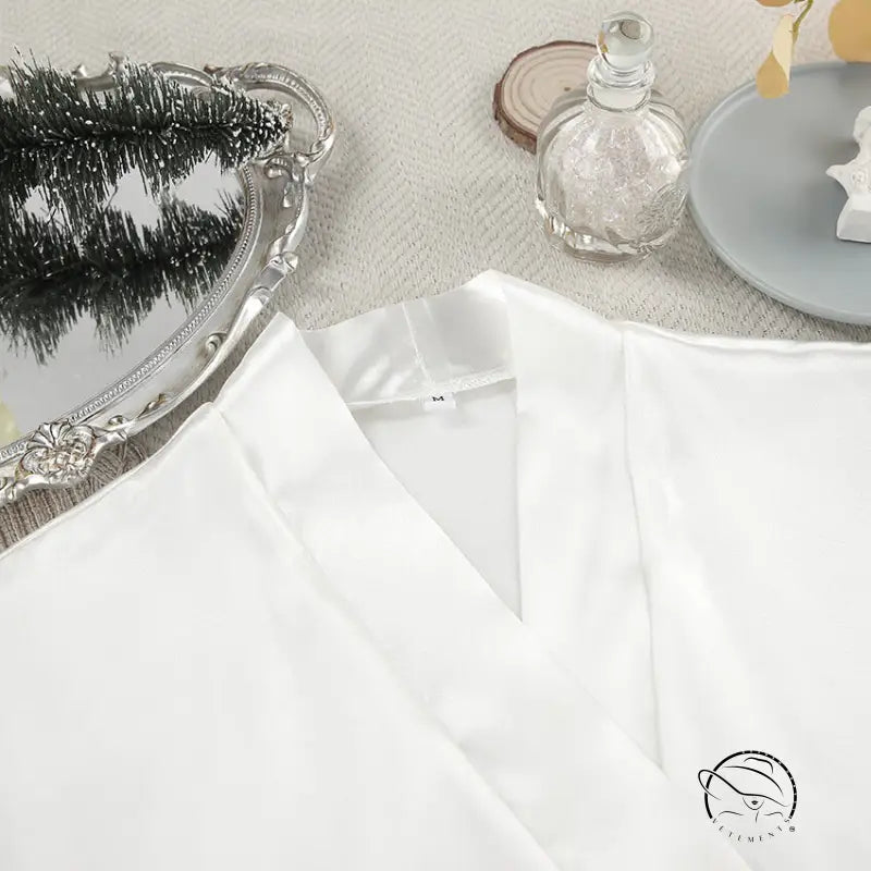 Comfortable silk feather nightgown with white satin V-neck robe and tie closure