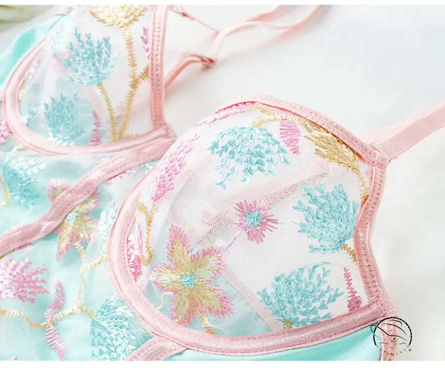 Seasonless Lace Embroidery Lingerie Set with Floral Details