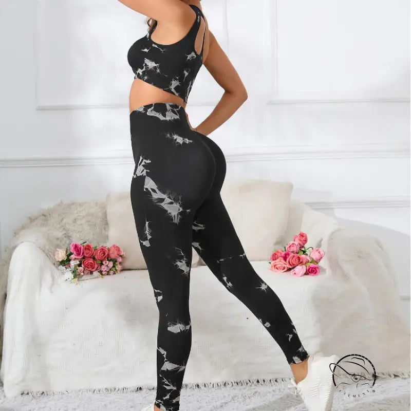 Black and gray seamless knitted yoga set with crop top and high-waisted leggings